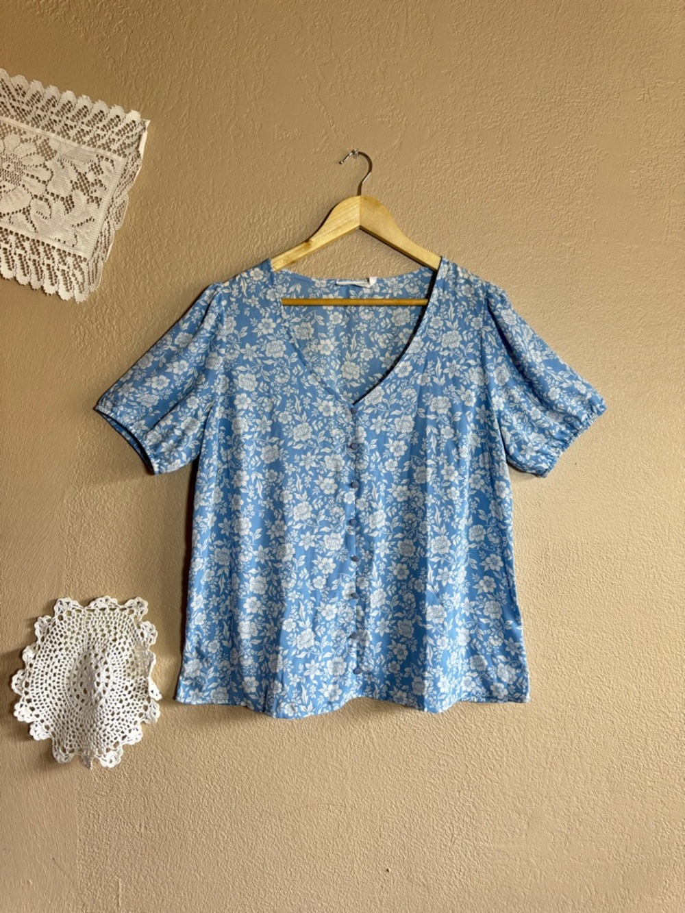 Lush | Light Blue Floral Button-Front V-Neck Blouse | Size XL